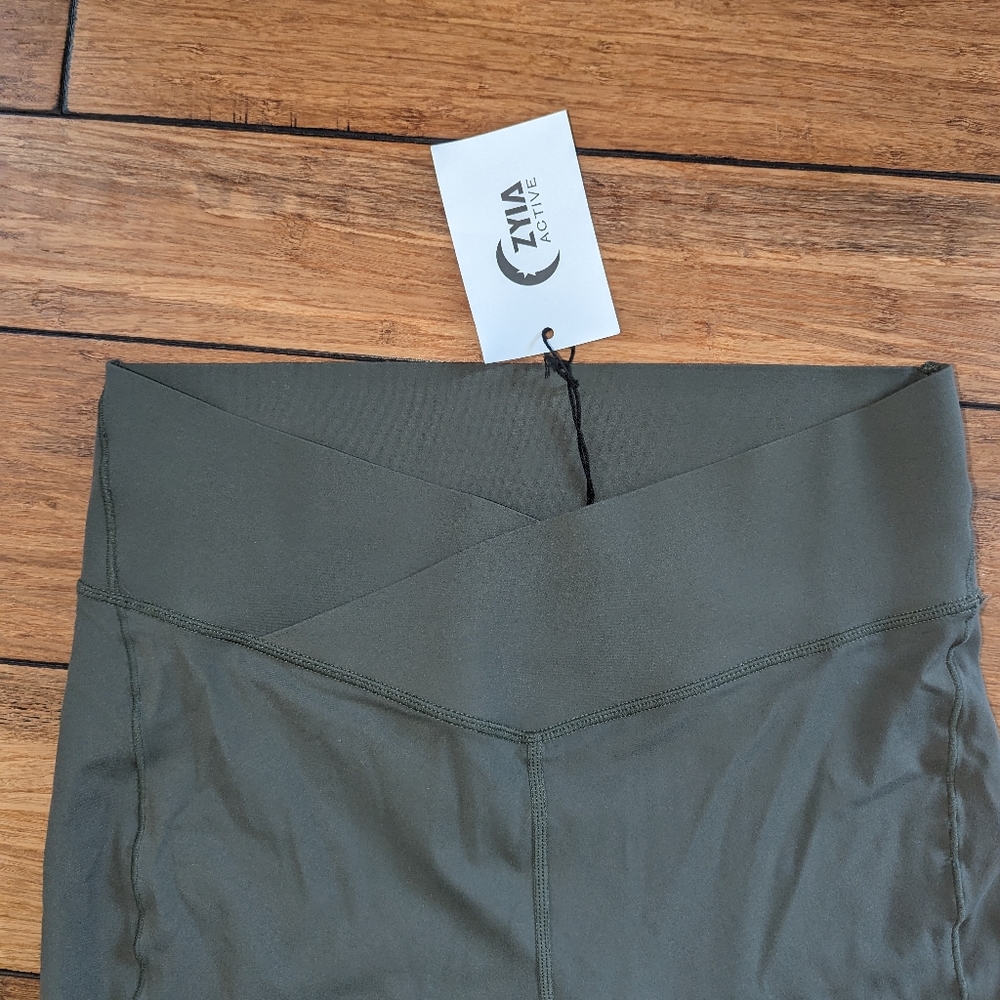 ZYIA Active Sage Crossover Edge Leggings